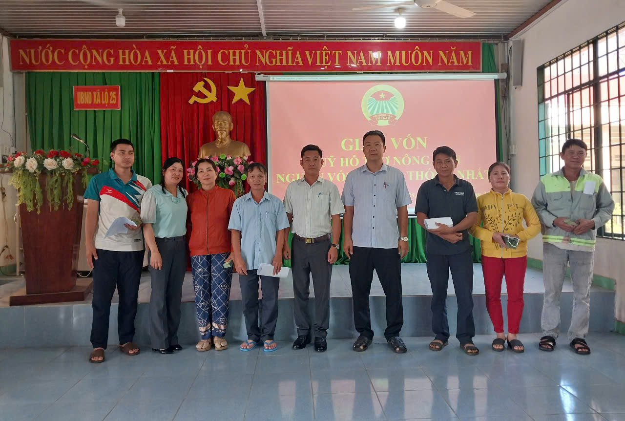 Trao vốn Quỹ hỗ trợ nông dân xã Hưng Lộc và Lộ 25   